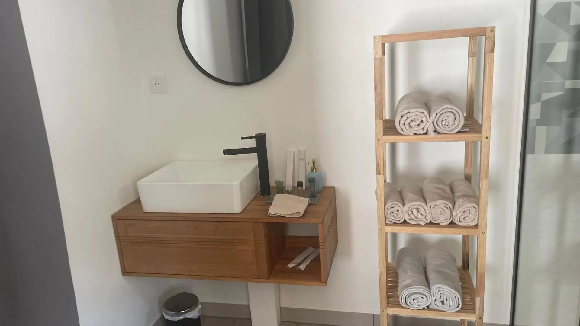 Noyau & Pepin Bed and Breakfast Rognes 0*,  Frankrig