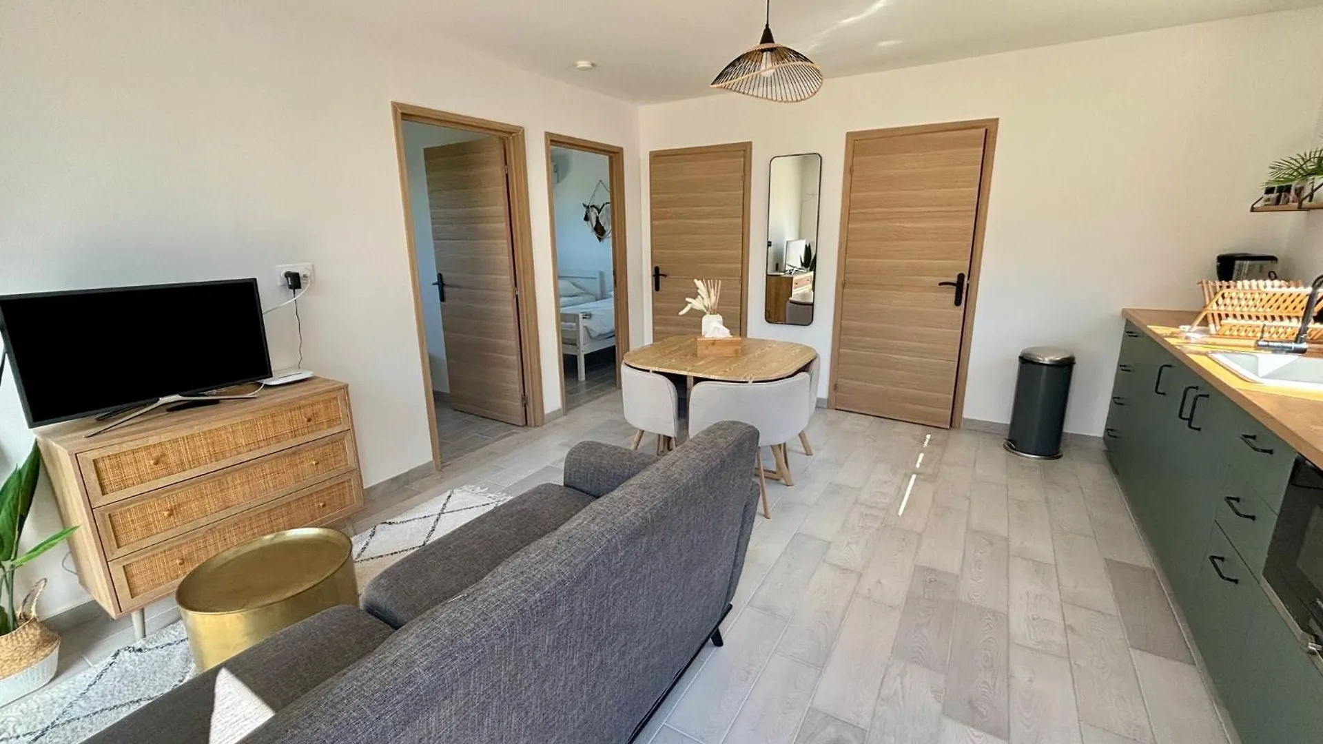 Noyau & Pepin Bed and Breakfast Rognes 0*,